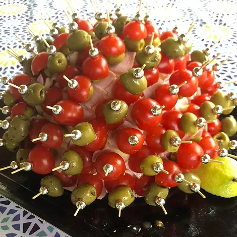 Apéritif sur des pics, olive, jambon, tomate
