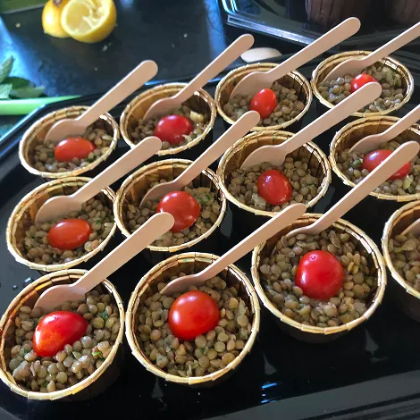 Pleateau avec des coupelles contenant des lentilles et une tomate