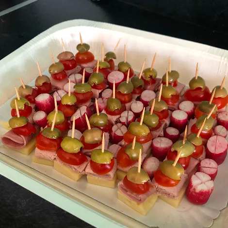 Apéritif sur des pics, olive, jambon, tomate